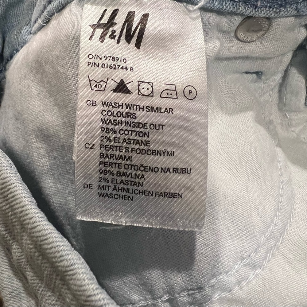 39-H & M light wash distressed denim shorts 6 - Picture 3 of 8